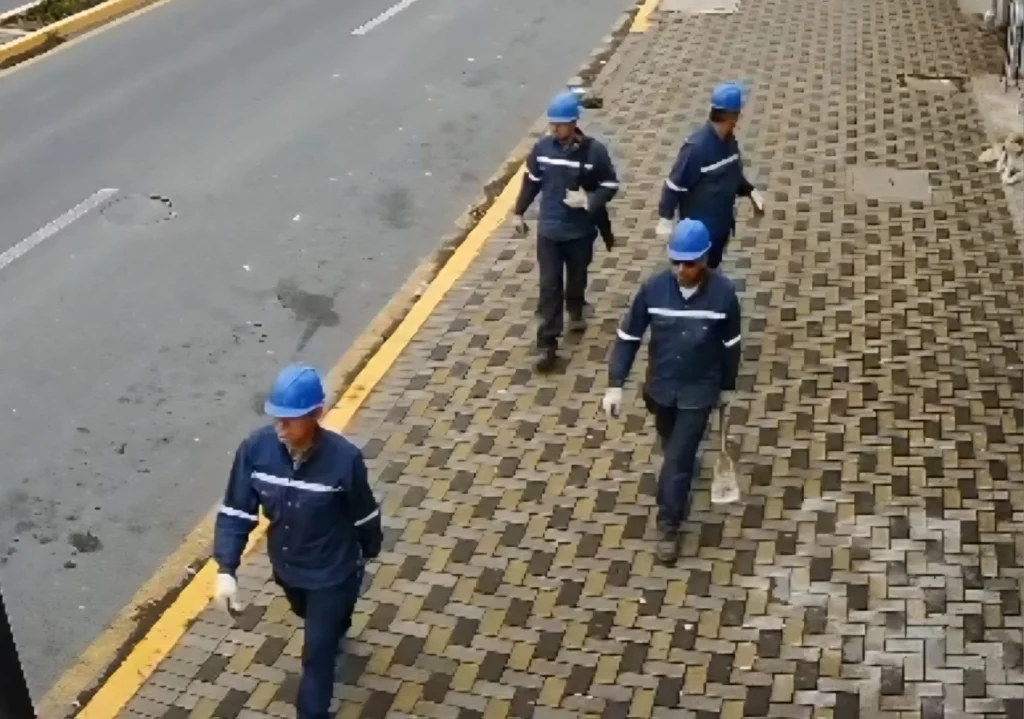 Los 'trabajadores' de la empresa de telecomunicaciones a las 07:53 de la mañana, 'analizando la zona'