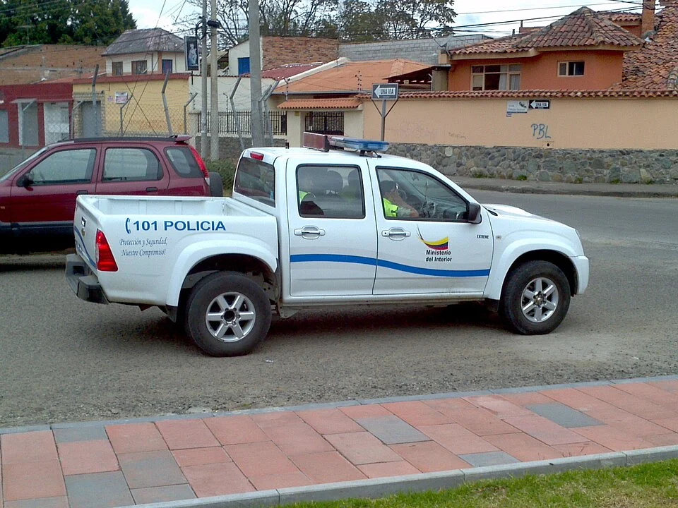 Accidente de tránsito: mujer policía resultó herida en Riobamba. Compañeros la auxiliaron y trasladaron al Subcentro 'Lizarzaburu'(FR)