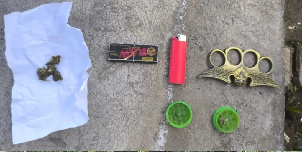Sustancia y objetos encontrados durante el 'cacheo'