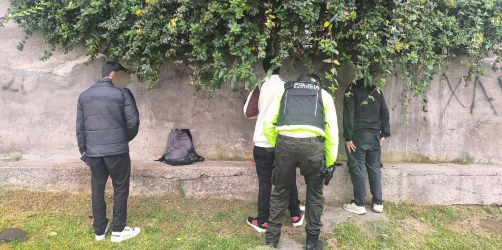 Policía Nacional dio charla sobre drogas a jóvenes tras detenerlos