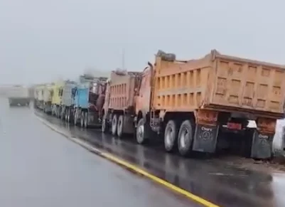 Plantón pacífico en Limón Indanza para exigir mejoramiento vial