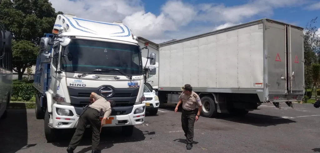 Policía recupera moto robada y camión abandonado en Latacunga