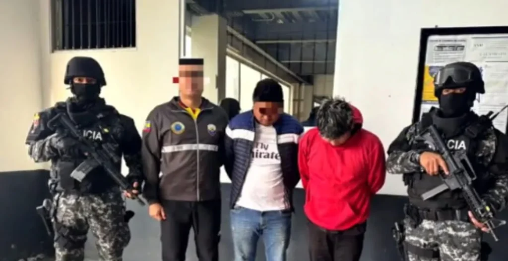 Presuntos coyoteros son detenidos en Pasa, Ambato.