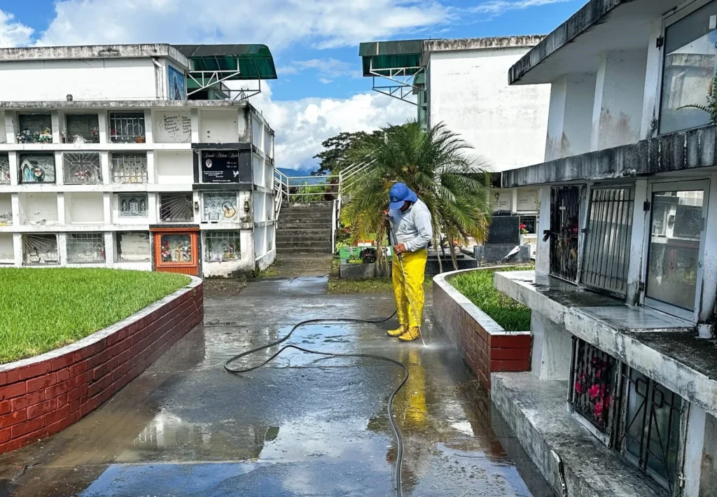 Realizaron limpieza en el Cementerio de Macas
