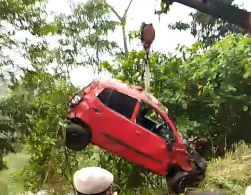 Rescatan vehículo accidentado en Bolívar este domingo