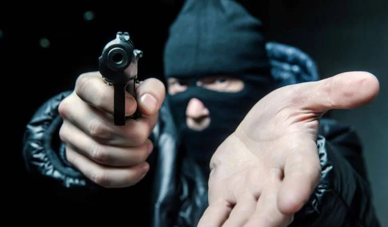 Robo a cooperativa de Ambato con armas de fuego.