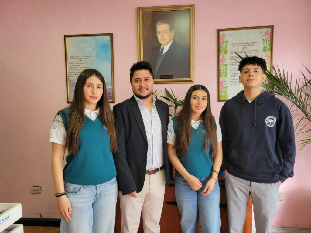 Camila Freire, Dana Sánchez y Felipe Pérez, de la Comisión de Marketing y Publicidad, invitaron a Alejandro Lalama, gerente de La Prensa, a la prueba atlética