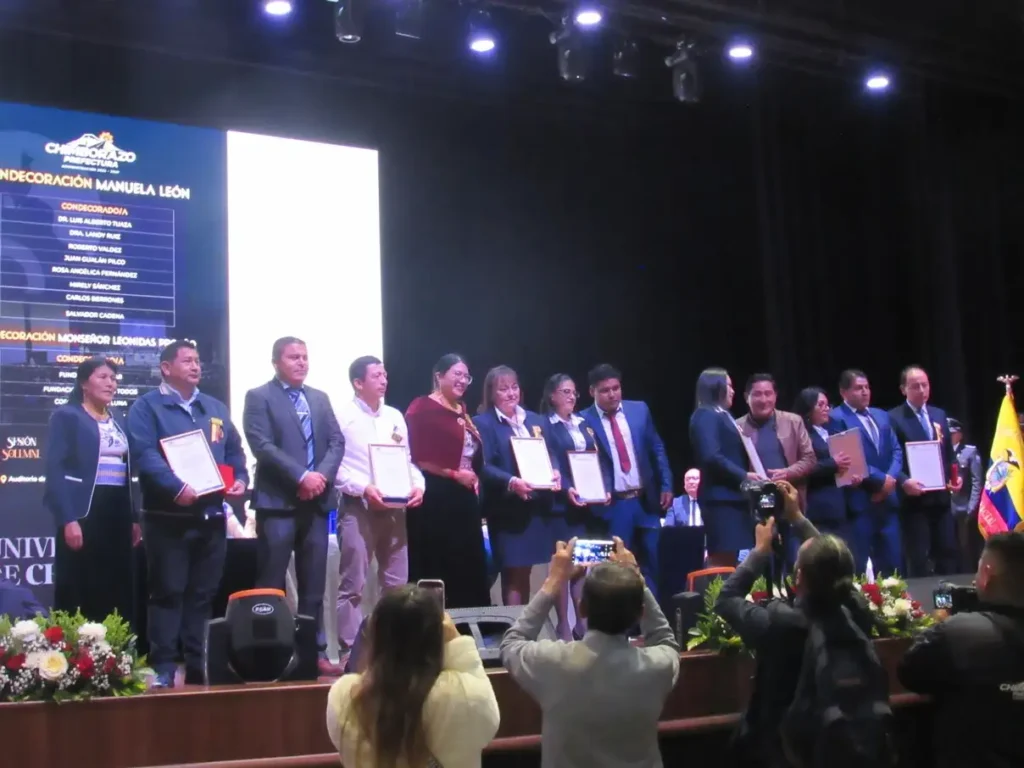 Chimborazo: reconocen a figuras destacadas por los 201 años