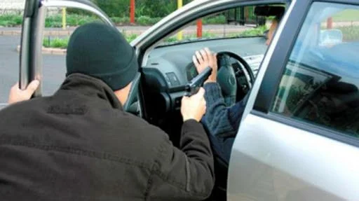 Sujetos armados asaltan a dos personas en Ambato.