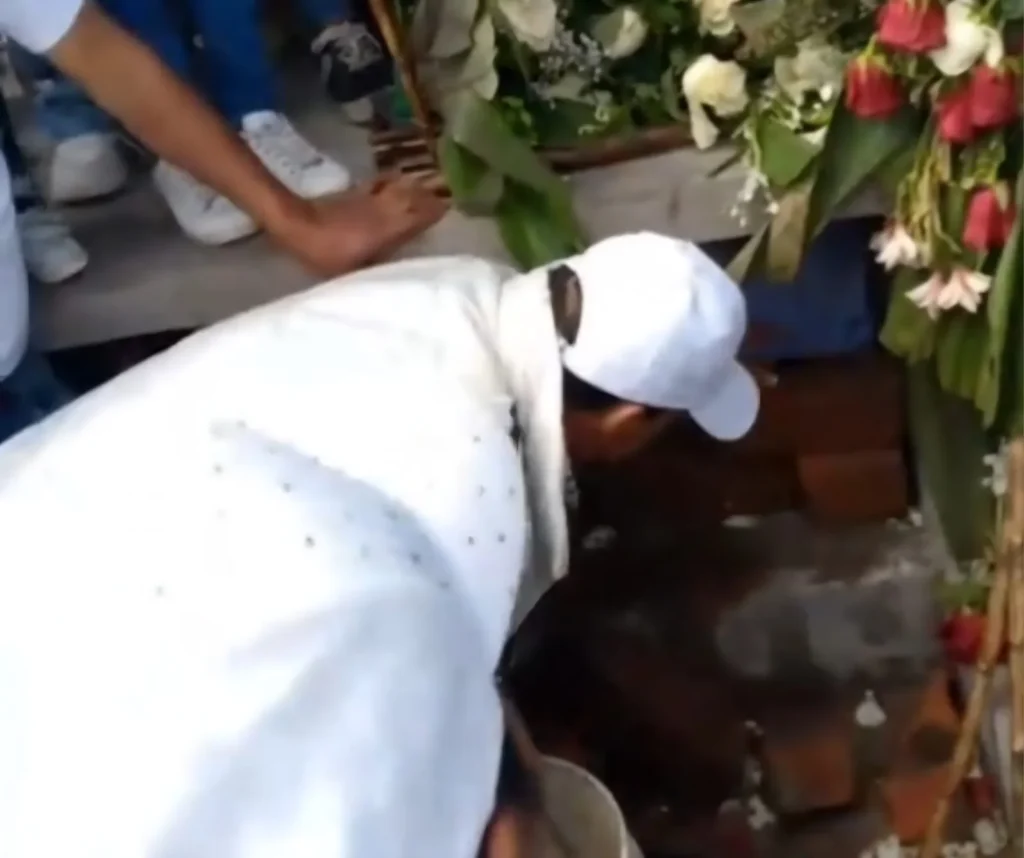 En medio de la consternación familiar y general, el tierno cuerpecito fue enterrado en el Cementerio de Ilapo