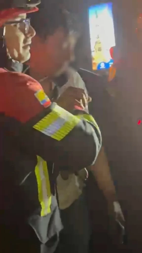 Según los vídeos que se pudo recabar, al parecer, el sujeto está bajo los efectos del alcohol, lo que sí denuncian las voces que se escuchan como fondo