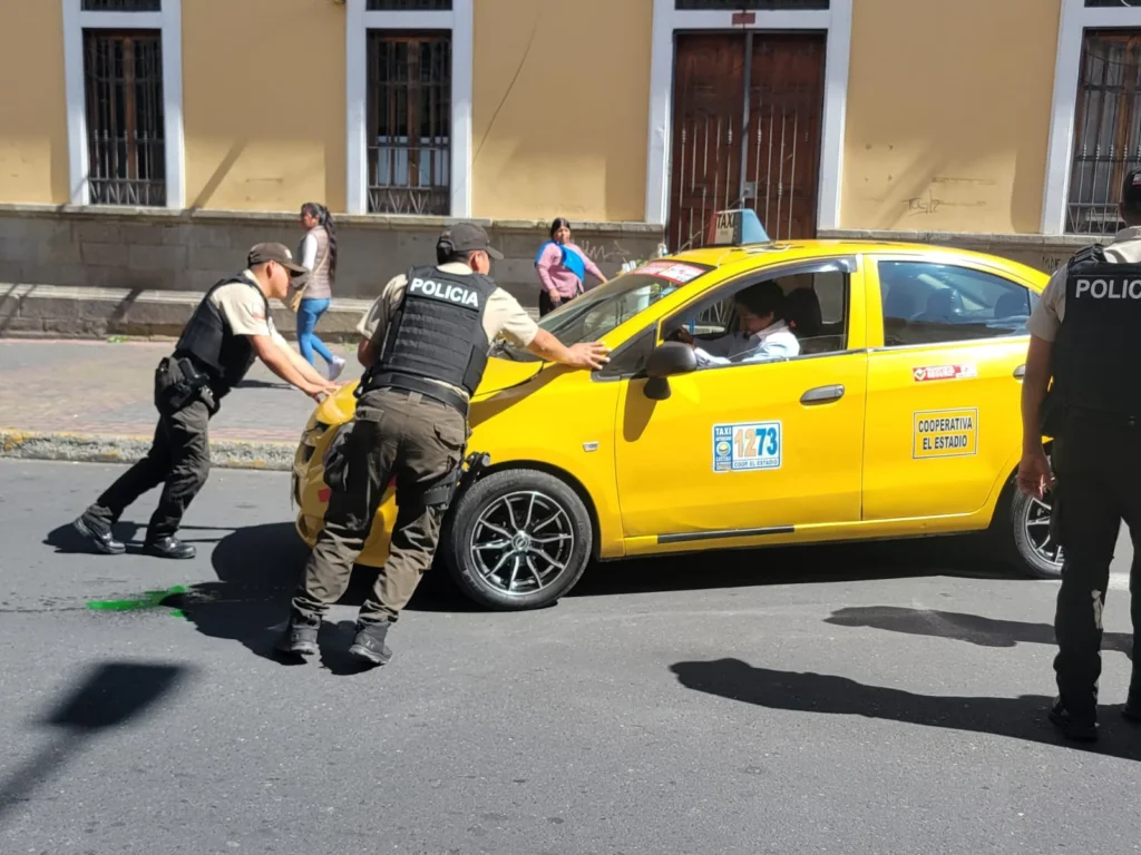 Carro emanaba humo y la Policía Nacional lo paró