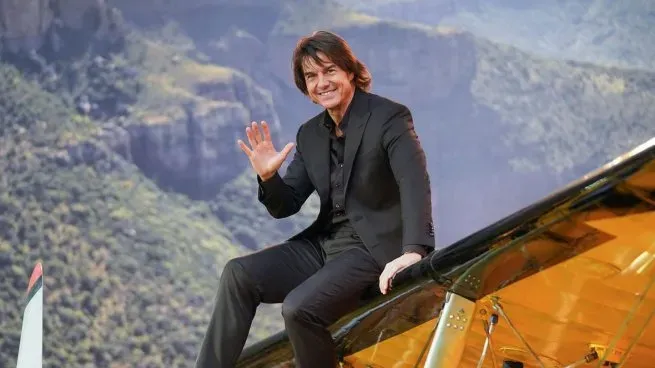Tom Cruise rompe Guinness al saltar 16 veces con paracaídas llamas