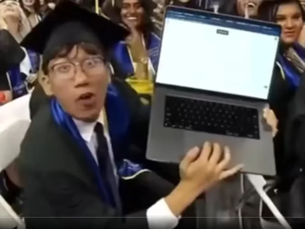Video: universitario agradeció a ChatGPT durante su graduación