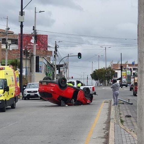 Carro volcado frente al Multiplaza