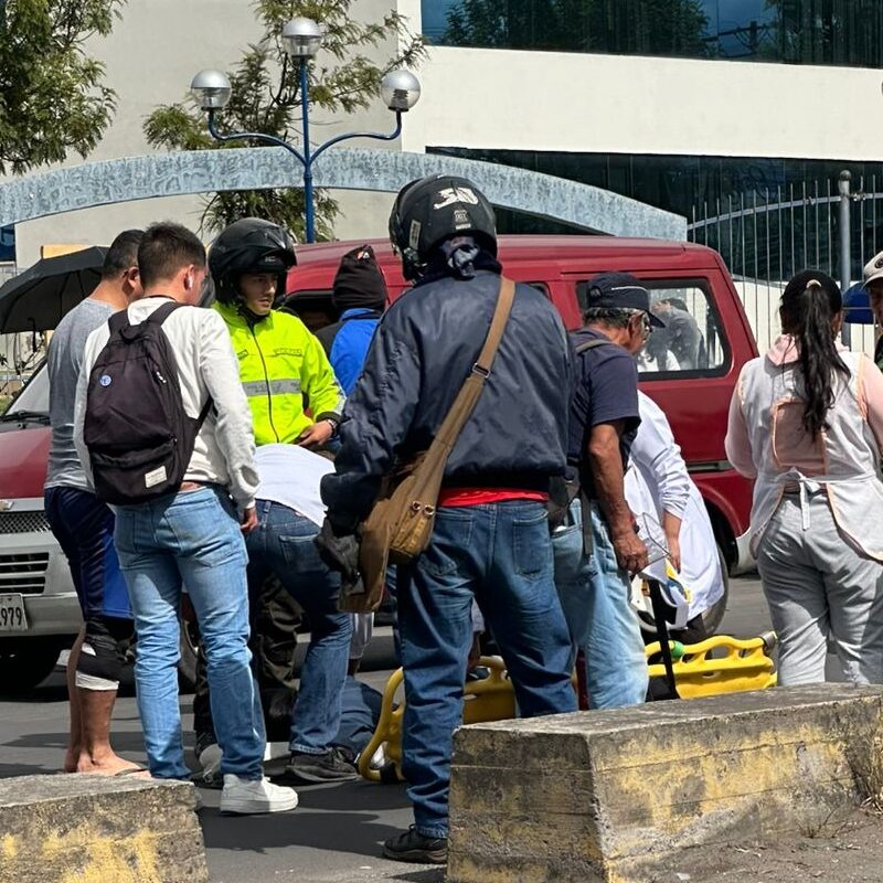 Accidente en la vía a Guano frente a la puerta principal de la Unach