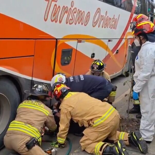 Chofer quedó atrapado debajo del bus y fue rescatado en Cuenca