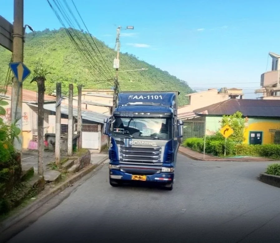 Tráiler daña vía principal y provoca caos vehicular en Bolívar. Los moradores del sector denuncian daños en la calzada de la vía.