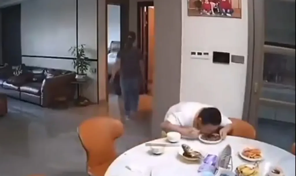 Video viral: Niño sigue comiendo durante fuerte sismo en China