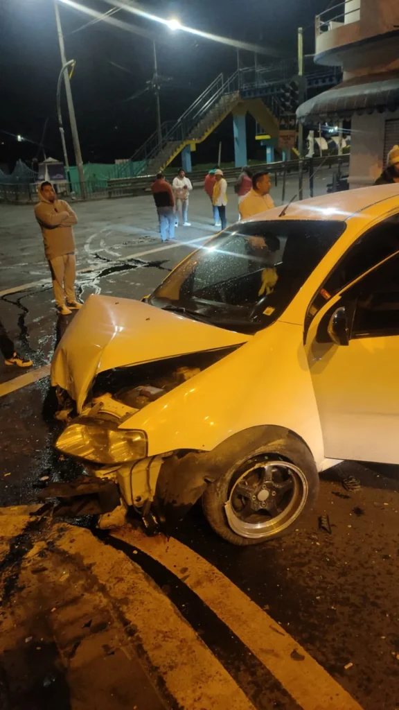 El accidente involucró un vehículo blanco particular y un taxi
