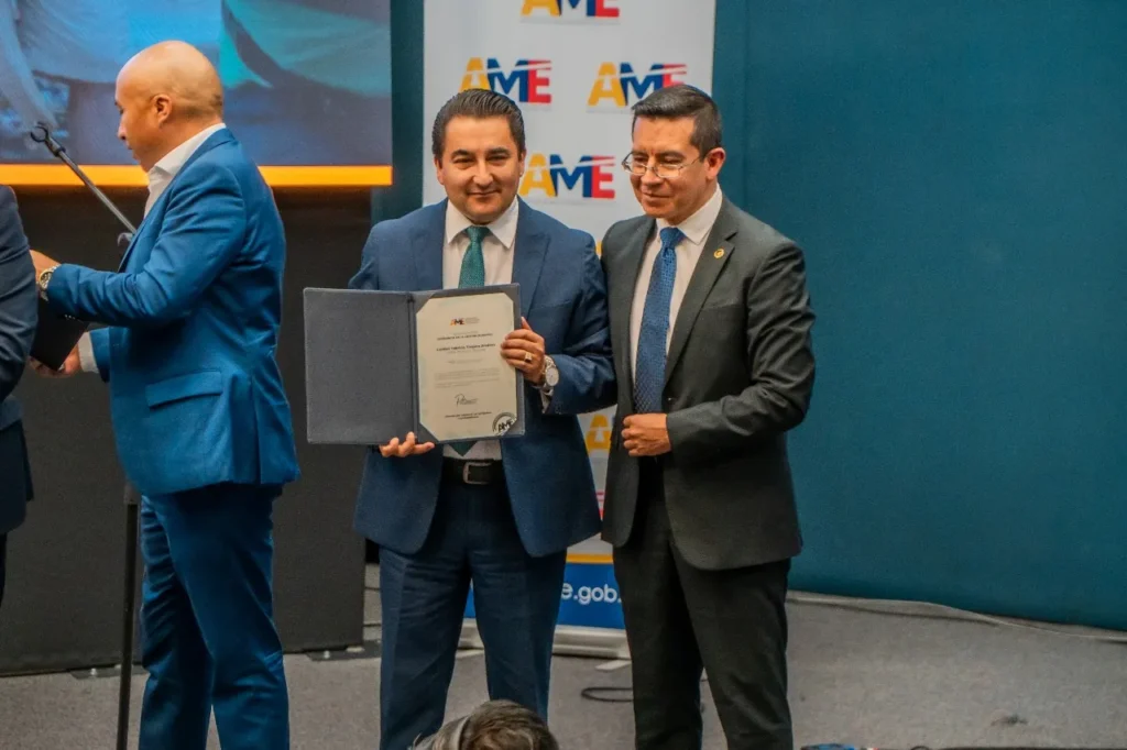 Alcalde de Latacunga Fabricio Tinajero recibe reconocimiento de la AME