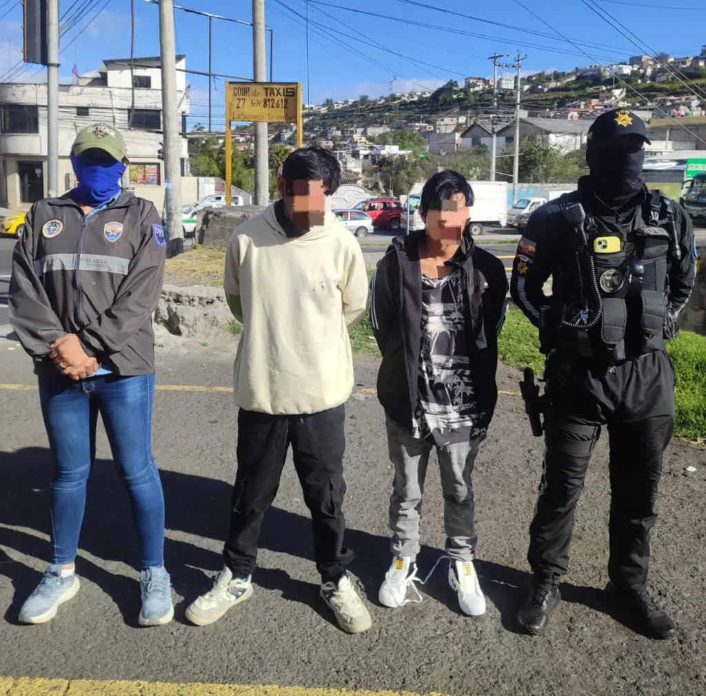 Latacunga: 12 explosivos caseros "tumbacasas" desarticulados