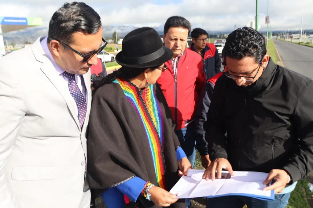 Autoridades analizaron la posibilidad de habilitar una ruta alterna que permita descongestionar la zona.