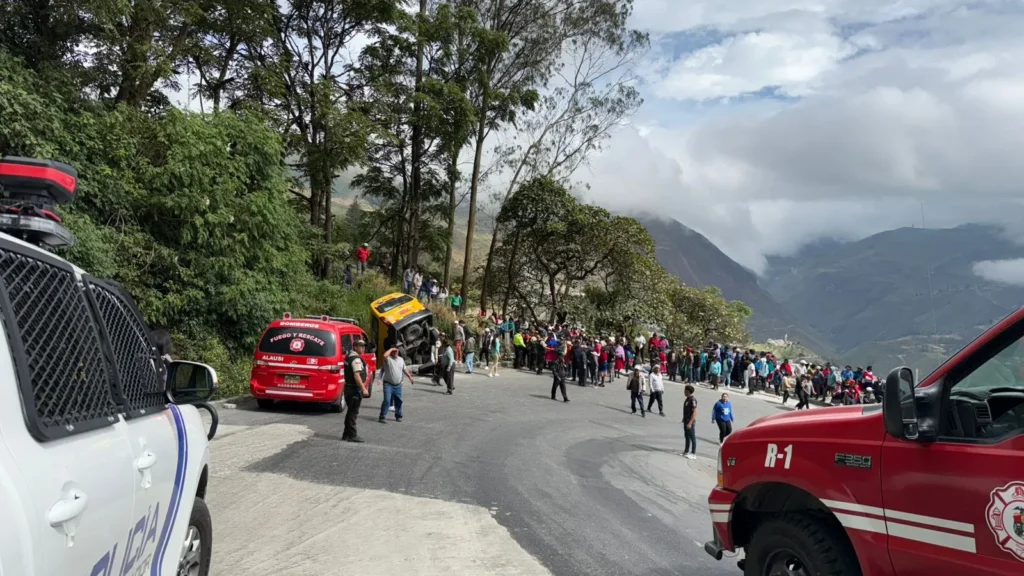 Buseta se volcó en Alausí hay varios heridos