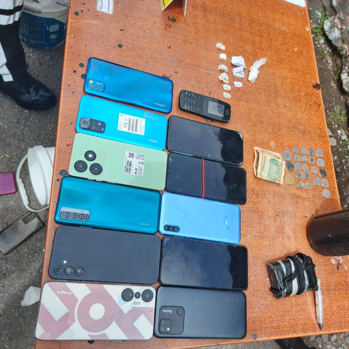 Ejército incauta armas y celulares en cárceles