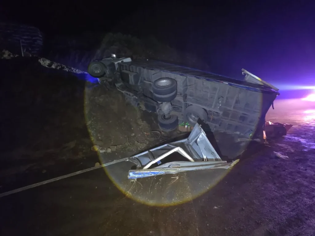 Camión se había estrellado y volcado en el sector de Tixán – Alausí