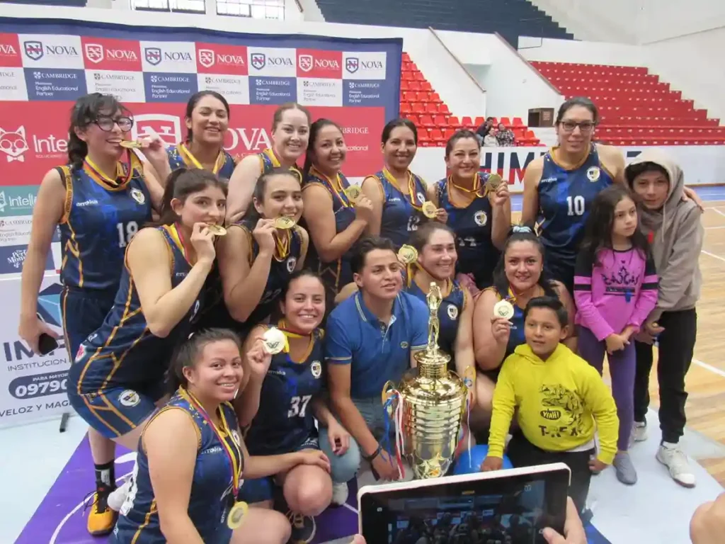Campeones de básquet de exalumnos de colegios Riobamba