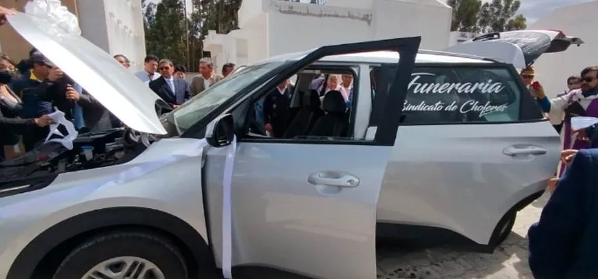 Nueva carroza fúnebre al servicio de socios del Sindicato de Choferes Cotopaxi y ciudadanía en general.