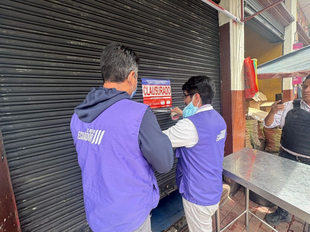 Clausuran local tras encontrar cucarachas y comida dañada