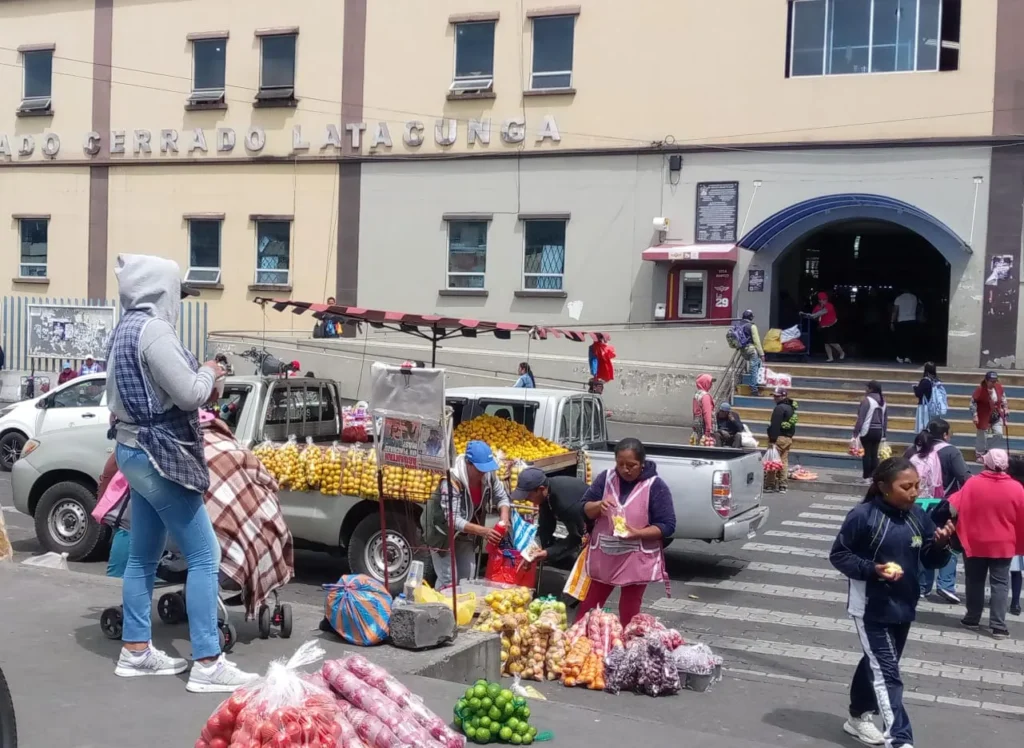 Alcaldía de Latacunga no da solución a comercio informal