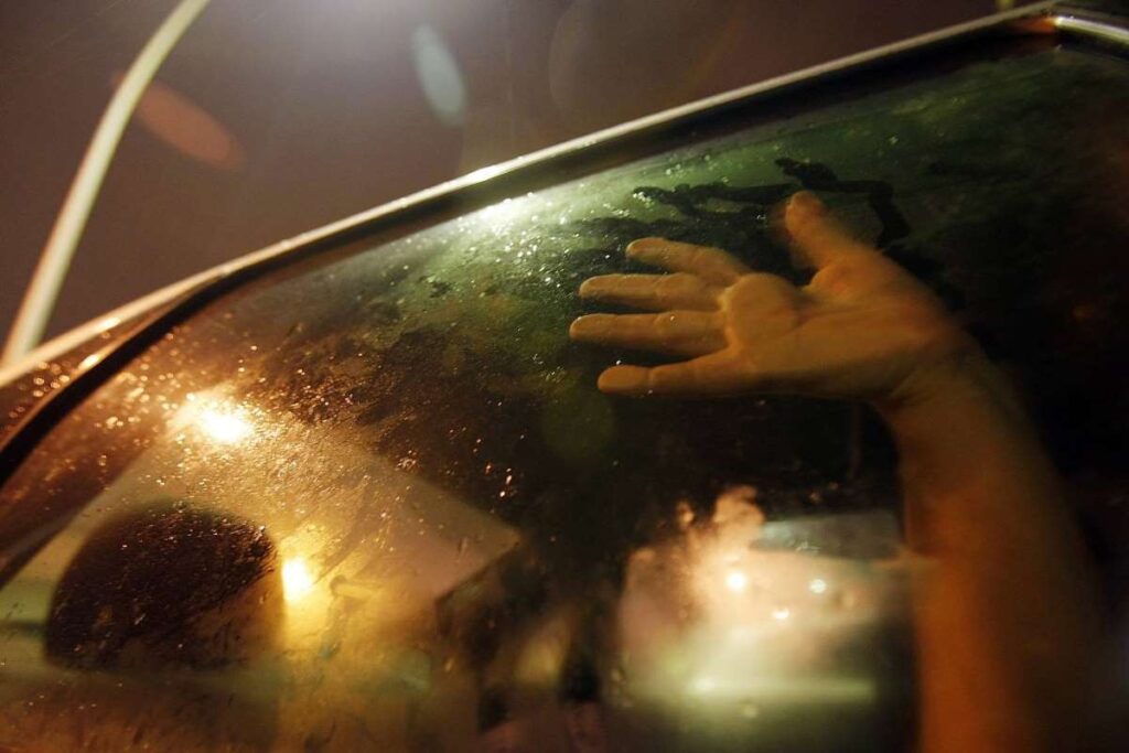 Policía mató a hombre que tuvo sexo con su esposa en carro