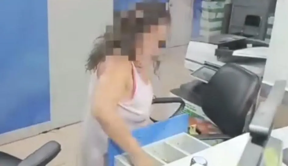 Mujer intentó destruir dinero de recaudación municipal Latacunga
