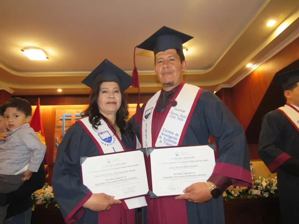 Madre de 57 años y su hijo estudiaron, ya son tecnólogos
