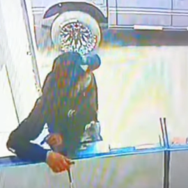 Sujeto intentó robar una laptop en tienda