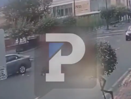 Moto y auto chocan en plaza Alfaro Riobamba
