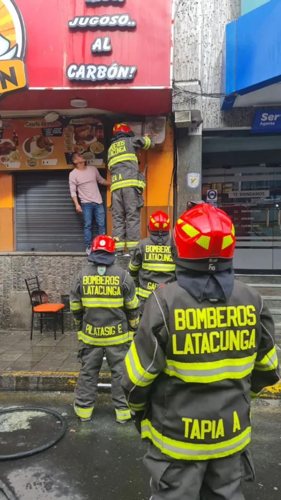 Incendio en asadero de Latacunga por grasa acumulada en ducto