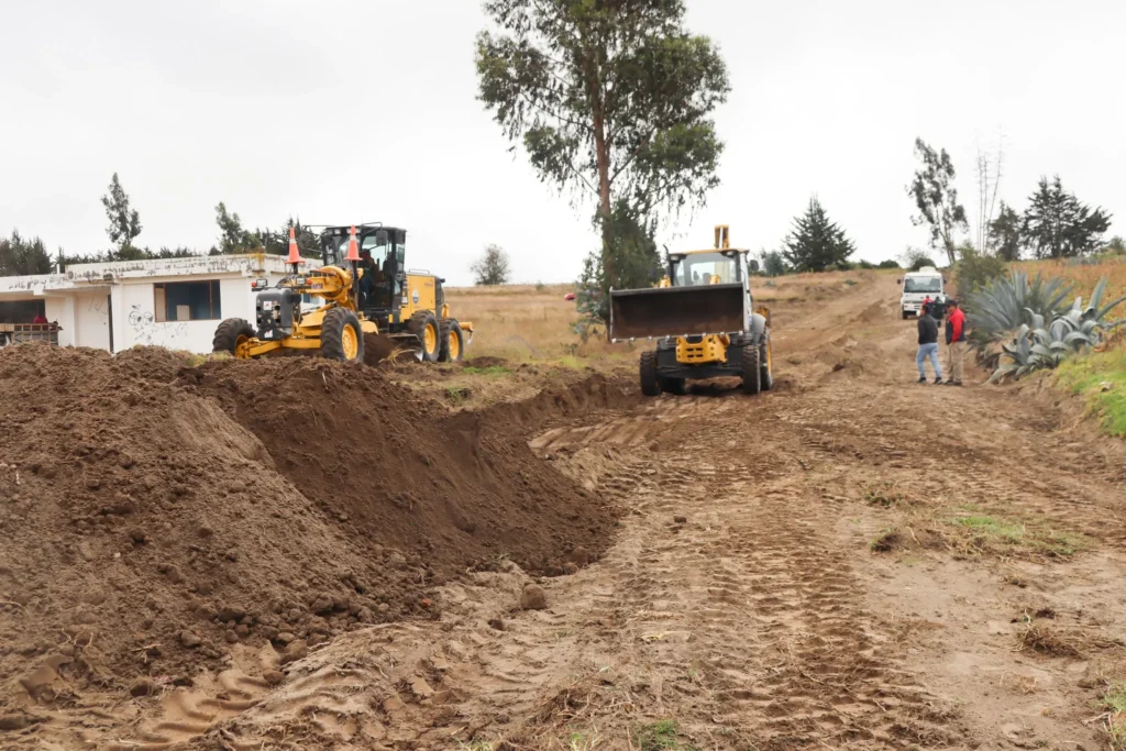 La Prefectura de Cotopaxi aporta materiales y maquinaria, mientras que los habitantes colaboran con mano de obra,