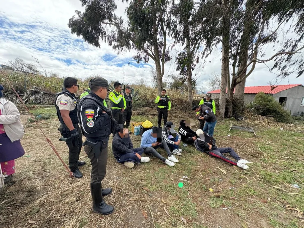 Autoridades detectaron una fiesta clandestina con menores de edad.