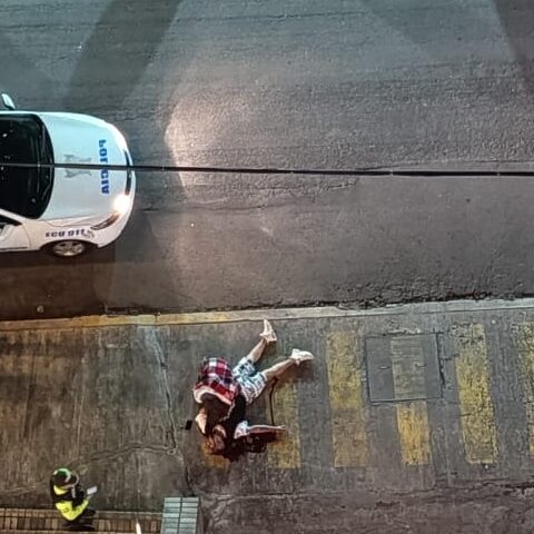 Un hombre fue asesinado a tiros frente a la puerta de su casa