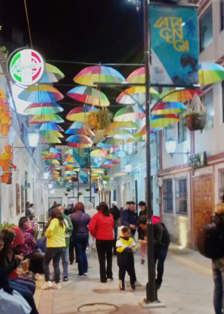 Sombrillas y adornos colocados en los pasajes peatonales del centro histórico Latacunga.