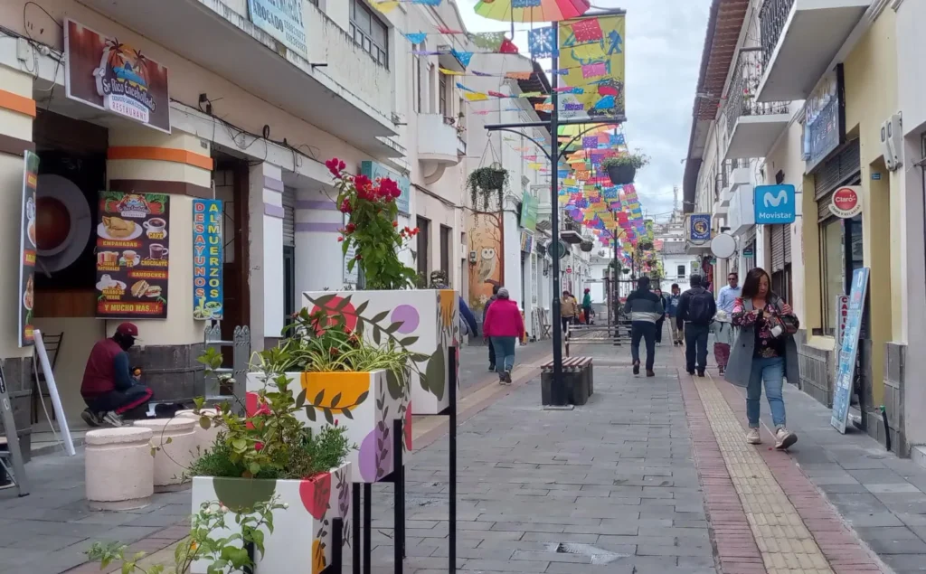 Cuestionan intervención en pasajes peatonales de Latacunga