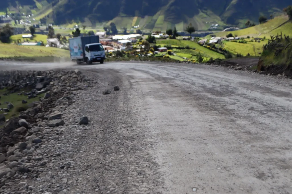 El paso provisional Saraugsha–Zumbahua es transitado diariamente por transporte pesado