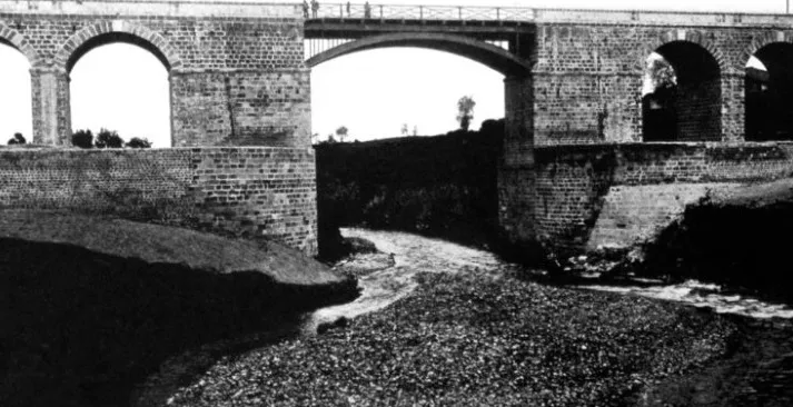 El puente cuenta con 12 arcos de piedra y alcanza una altura de 17 metros,