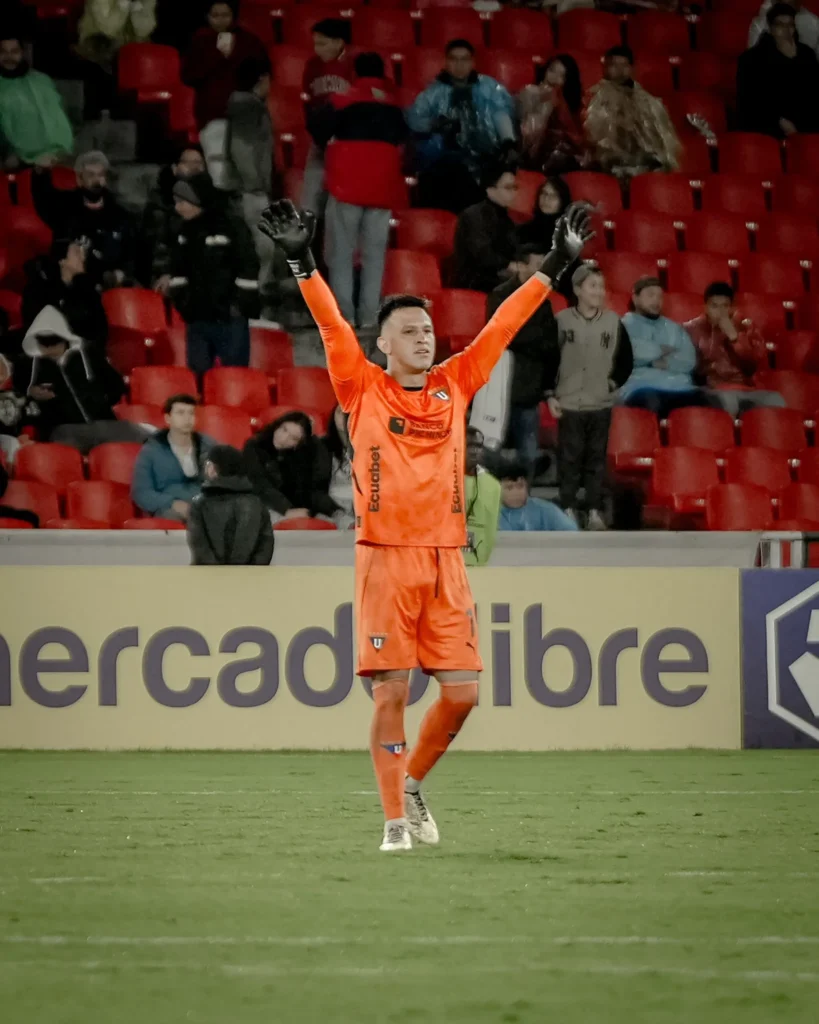 Riobambeño Gonzalo Valle es el 3er mejor arquero en Copa