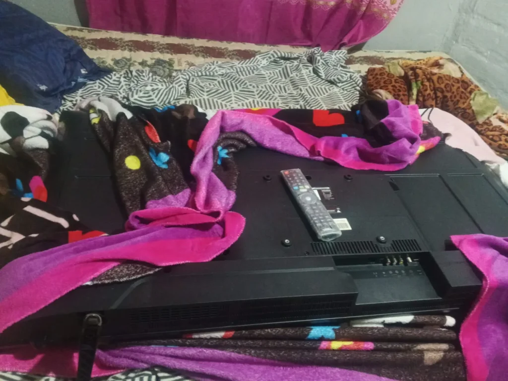 Los presuntos ladrones no alcalzaron a llevarse la tv, pero la dejaron envuelta en una cobija.