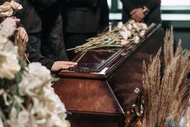 Mujer fue dada por muerta y despertó en el ataúd